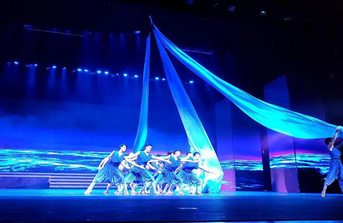 參加晚會(huì )演出.jpg